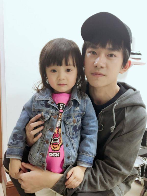 还记得被千玺和侯明昊宠着的哈琳吗长大后近照曝光网友炸锅了