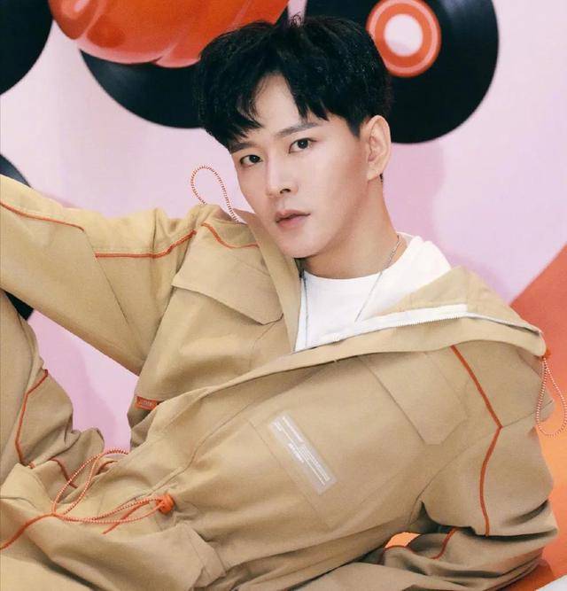 往昔长青映白衣而今客行伴飞絮趣说人名叶白衣的扮演者黄宥明