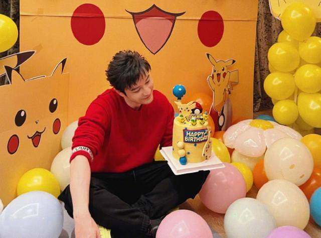 黄晓明晒44岁生日照满脸笑容清爽帅气却未见baby有任何表态