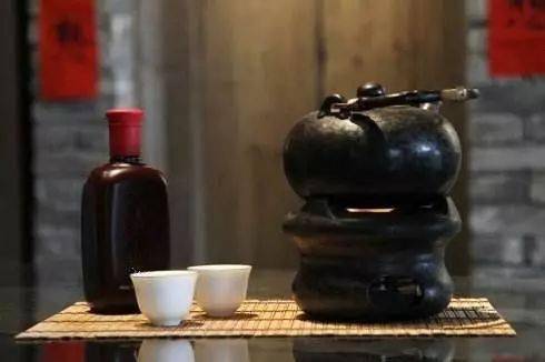 他们为了温一壶酒也是颇费了一番心思的:温酒主要
