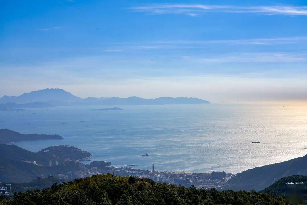 各色建筑点缀其中盘山公路在山林间若隐若现从山顶往下望,可俯瞰到