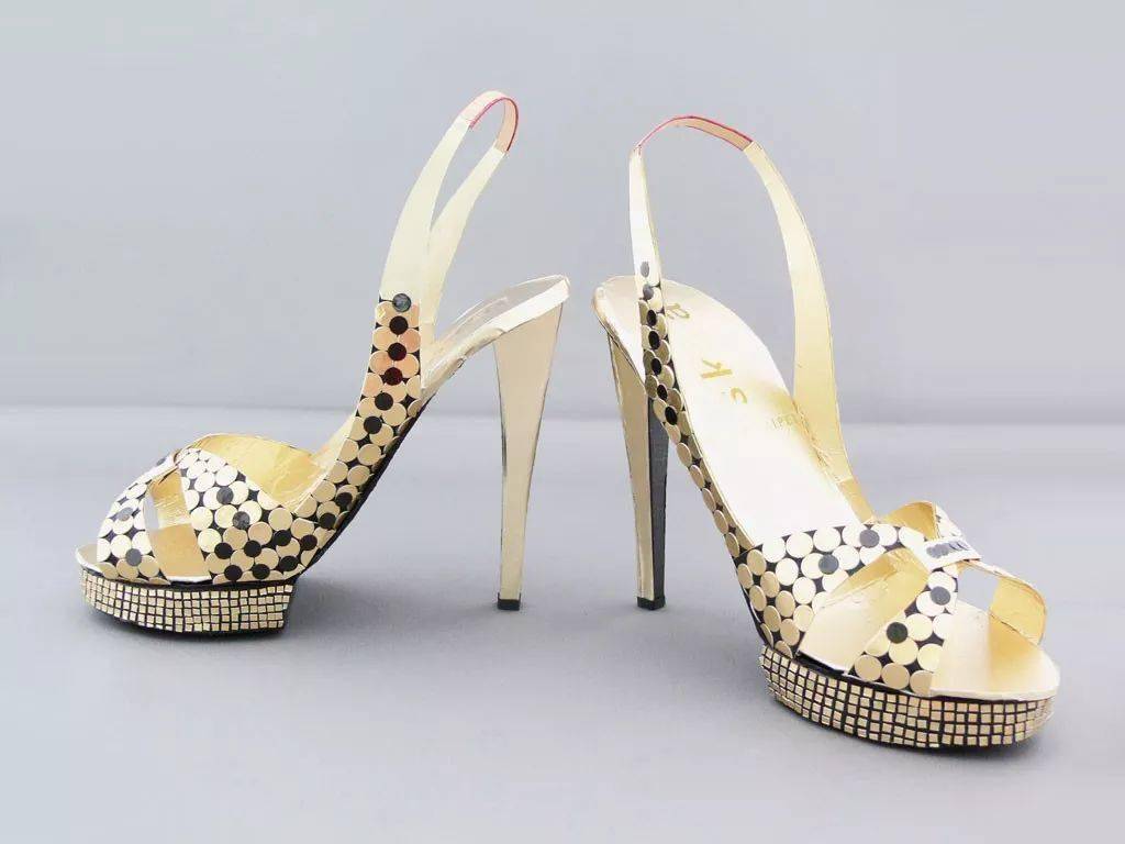 中国人烧给死人的纸扎登上巴黎设计周还被法国的博物馆收藏老外中国人