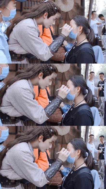 长歌行幕后花絮吴磊现场给工作人员画眉求好评