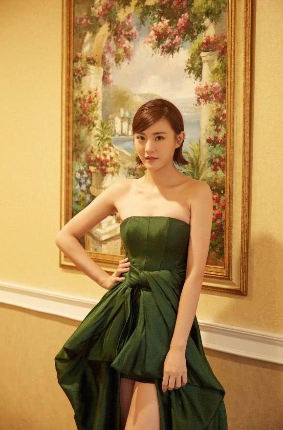 牟星也是绝了,在腰上系个"绿床单"就出门,竟意外有个性!