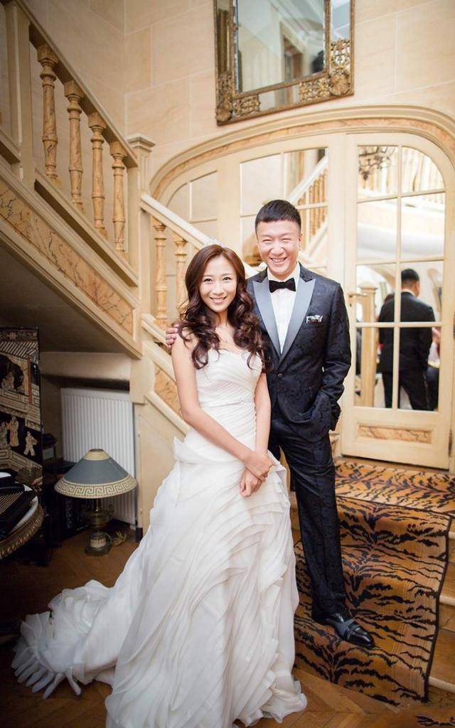 44岁的孙红雷终于结束了单身生涯,他在微博上晒出结婚照,高调宣布: "