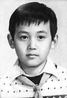 陆毅小时候1981年,《泉水叮咚》剧组去上海西街幼儿园挑小演员,5岁的