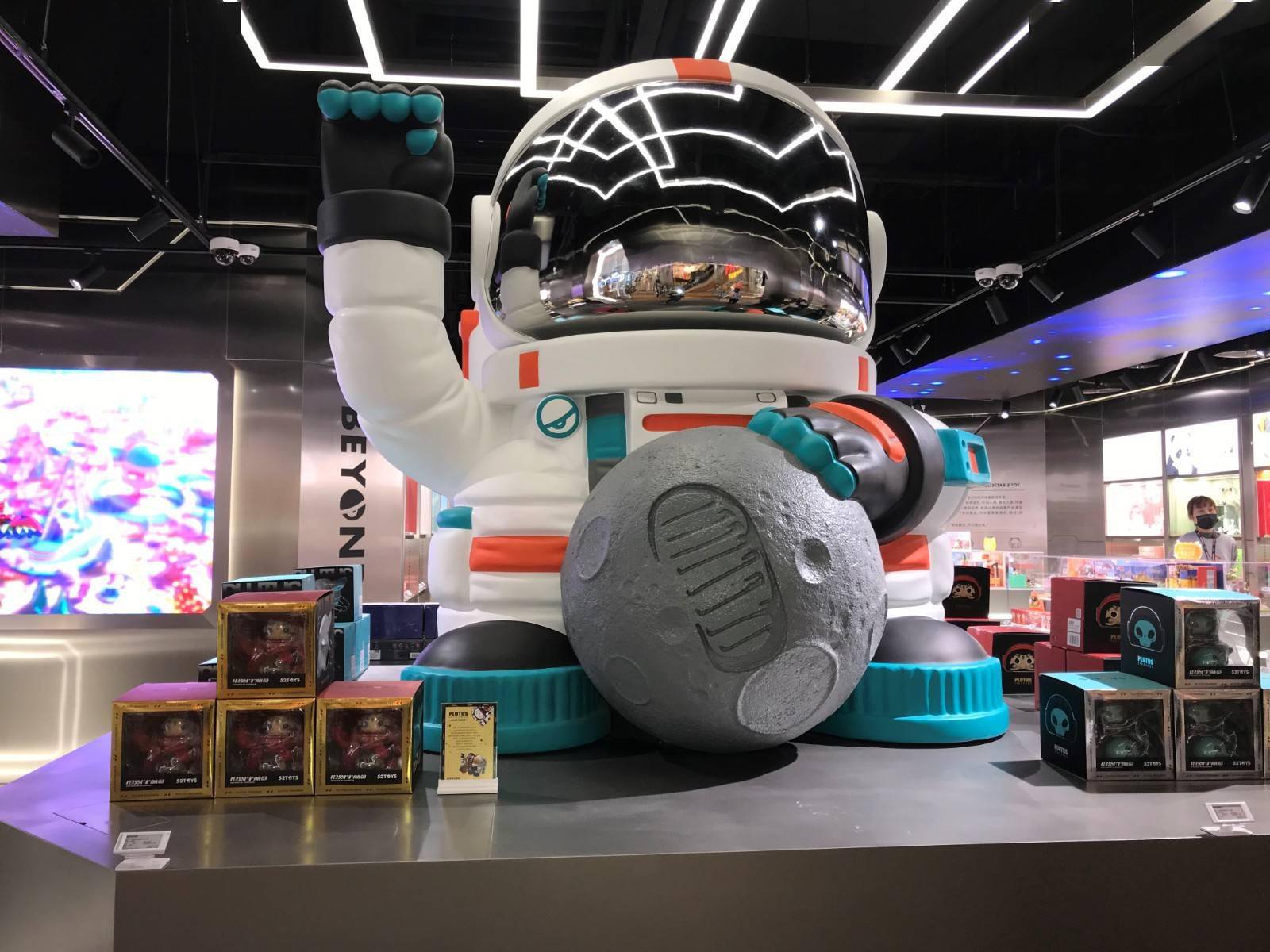 潮玩开店潮来袭:52toys新店玩出新花样? | donews探店_玩具_系列_品牌