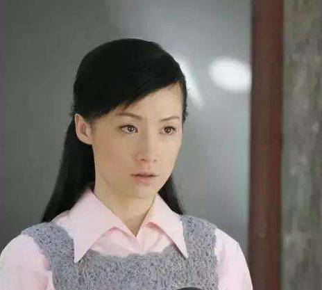 曾出演过《女人不哭》的小梅,和邓超饰演过情侣.