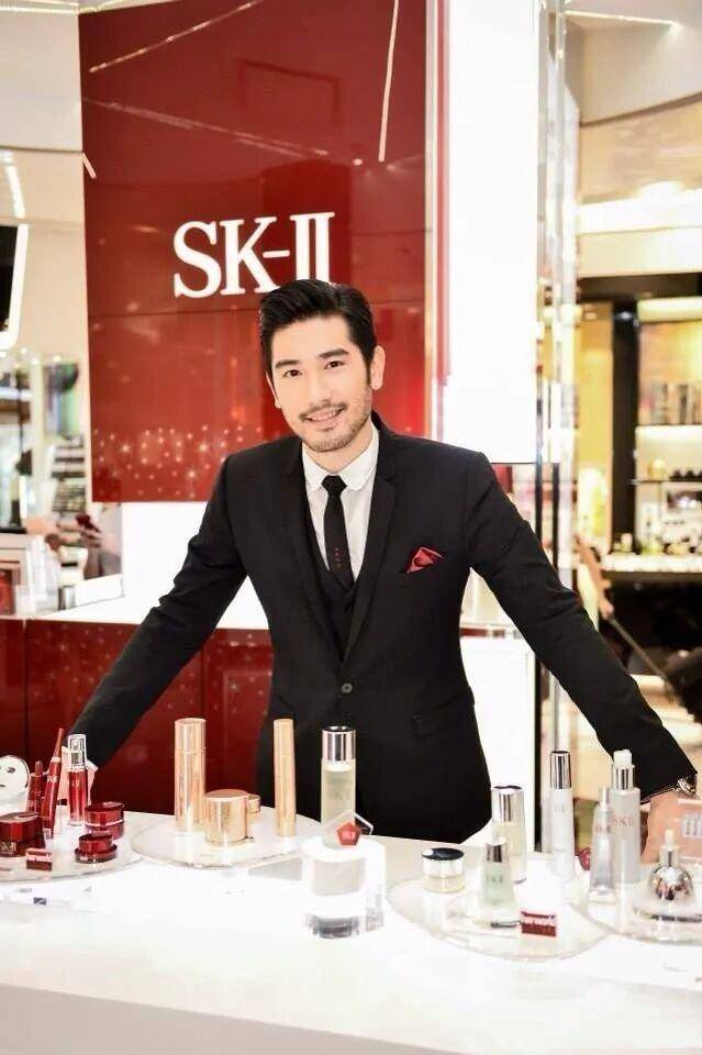 曾经高以翔代言过的sk2如今焦俊艳带妈妈来拍品牌写真好暖心