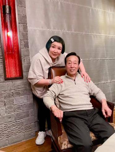 鼓曲大师,王惠打扮依旧高调惹眼,张云雷乖巧十足_娱乐_徒弟_骆玉笙