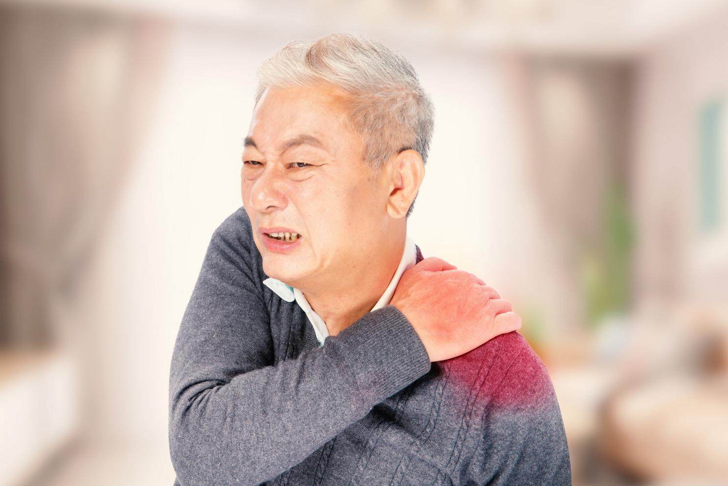 中老年人关节疼痛怎么办试试氨糖软骨素