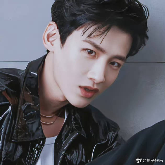 白敬亭戴帽子也好有仪式感哦,可可爱爱的小男孩