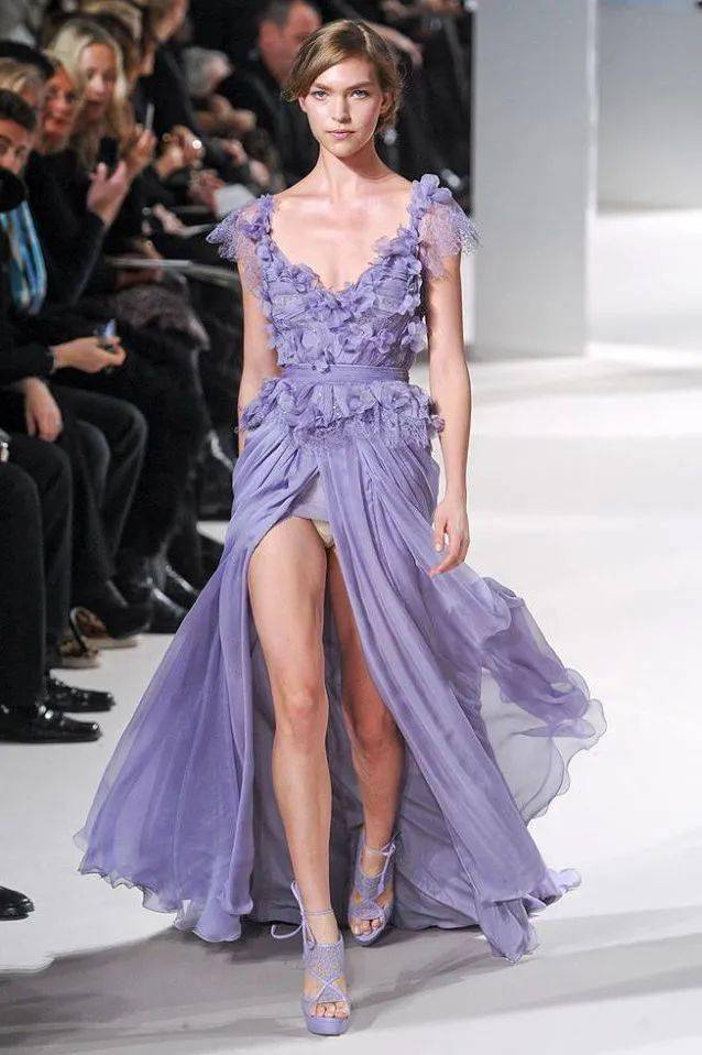 自然环境Pantone发布了2022年度流行色——长春花蓝