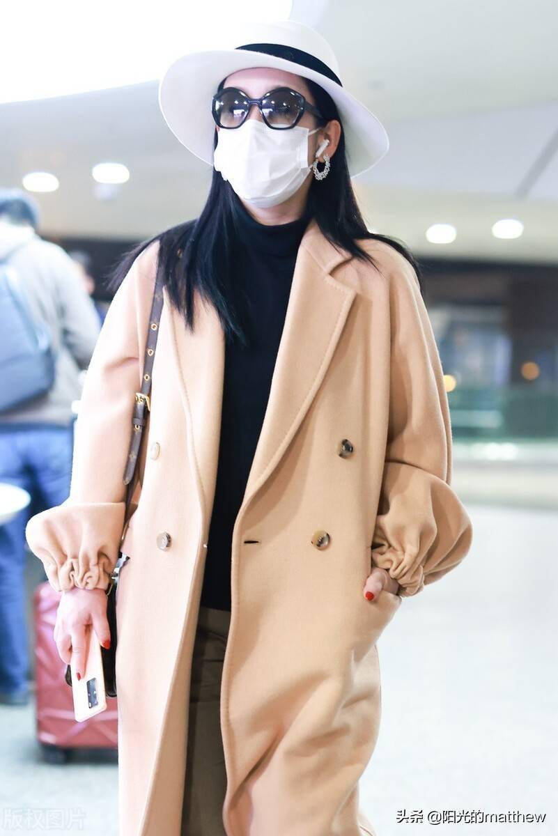 街拍秦海璐身穿驼色大衣搭休闲长裤时尚大方气质动人