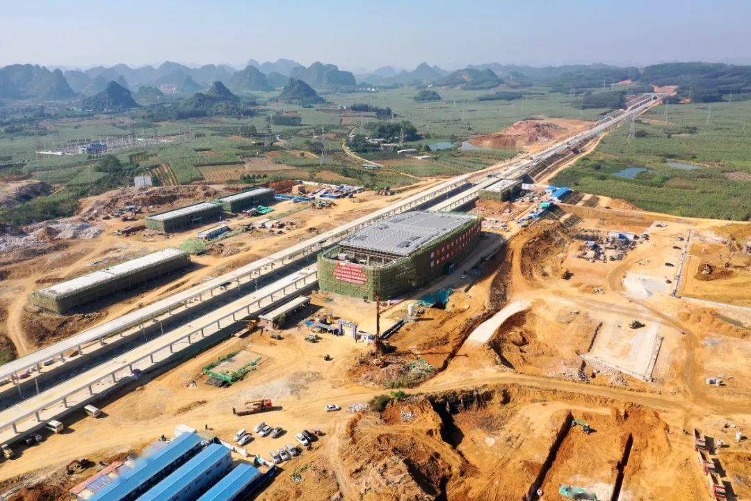 目前,扶绥南站已进入室内装修阶段,站前广场正在有序推进中.