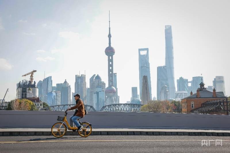 爷叔|上海爷叔拥抱智慧生活 骑车街拍用镜头记录上海