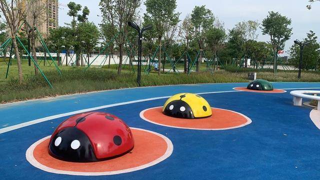 月亮形态ufo滑梯发光秋千银河系广场佛山智慧公园提升改造完成