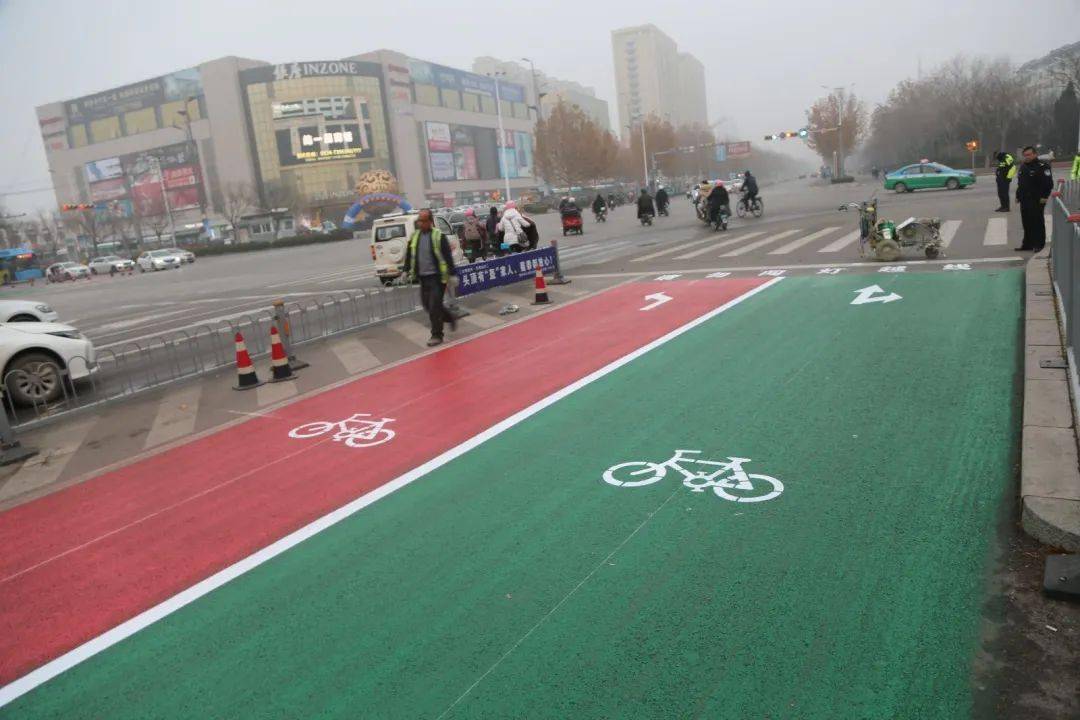 城区多个路口铺设彩色非机动车道-左转红色 直行右转绿色_闯灯_施划