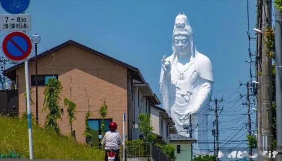 辽宁省营口市的鲅鱼公主像也有一尊巨大的雕像估计大家看过的同样也很