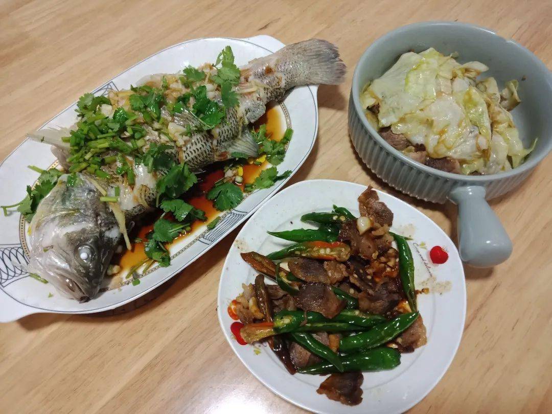 酸菜魚,南瓜苗湯苦瓜炒肉,雞腿瓜炒肉,以及我煎壞的一塊餅?