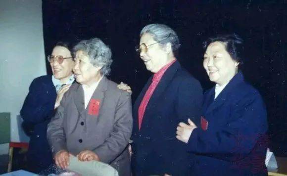 马金凤与常香玉的友谊可以追溯到1937年._爸爸_演出_玩友
