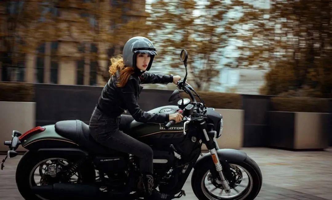 qjmotor闪300s牛摩网测评女骑也能玩转的巡航车
