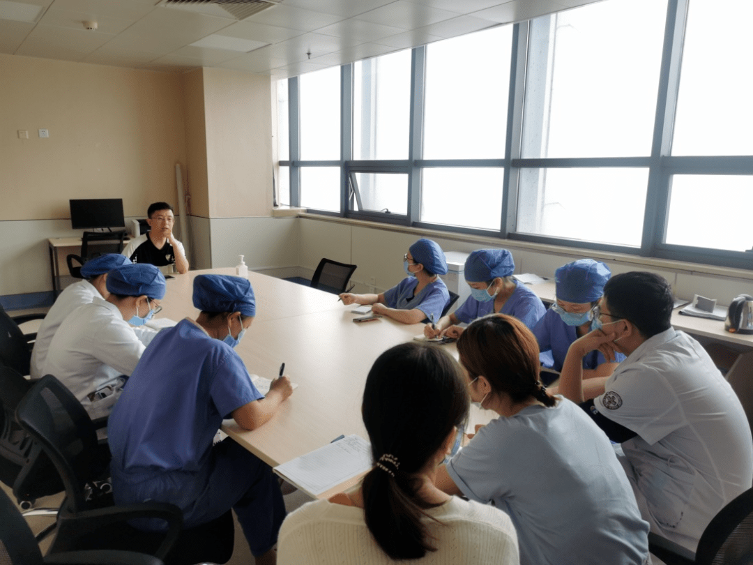 杨军主任和张红护士长就立刻召开科室会议,制定方案与对策,在配合医院