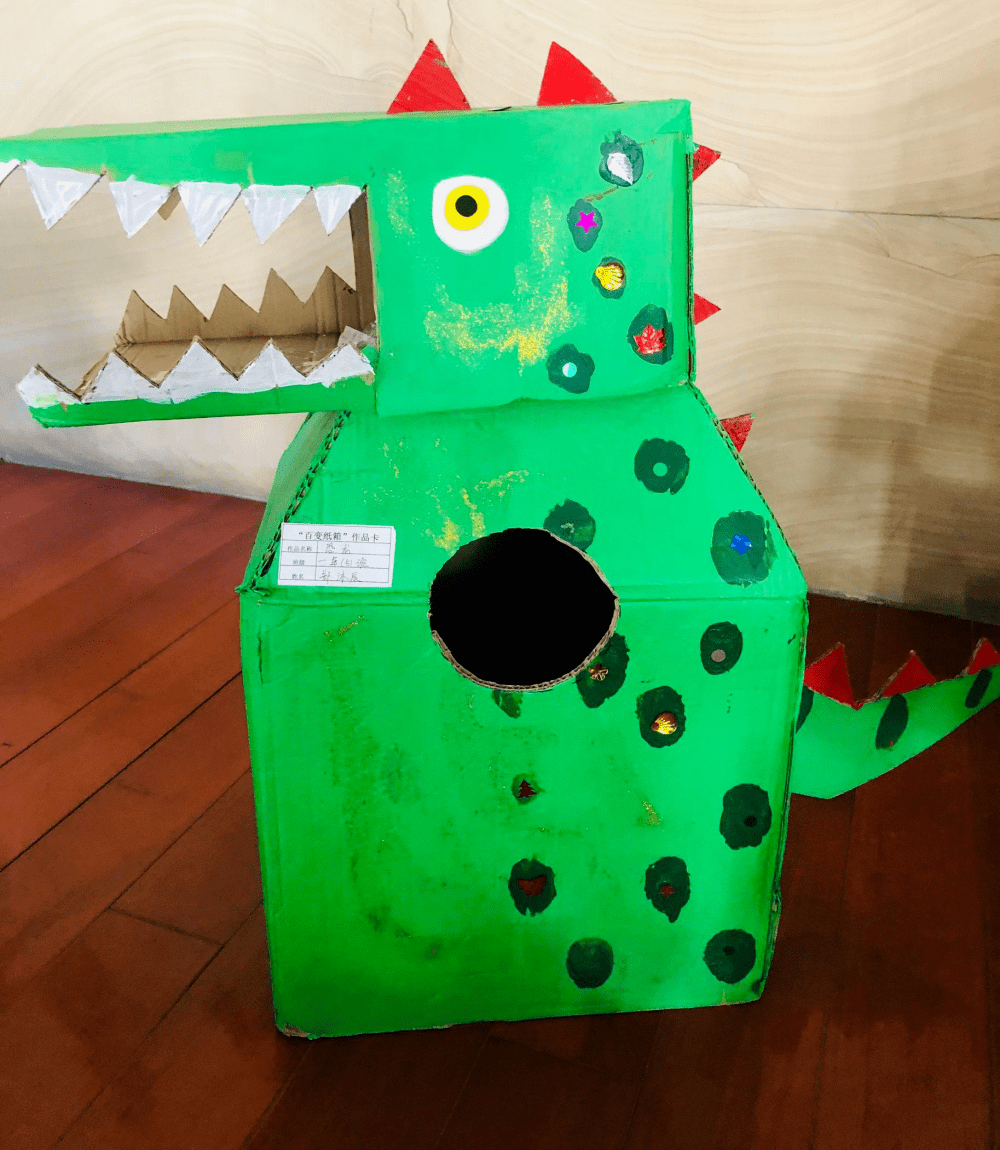 百变纸箱活动一为"百变纸箱"—— 科学小制作活动:小朋友们利用废旧