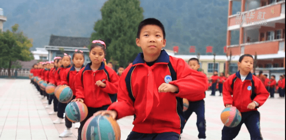 刘勤兵|太酷炫！这所山乡小学的篮球课间操火了