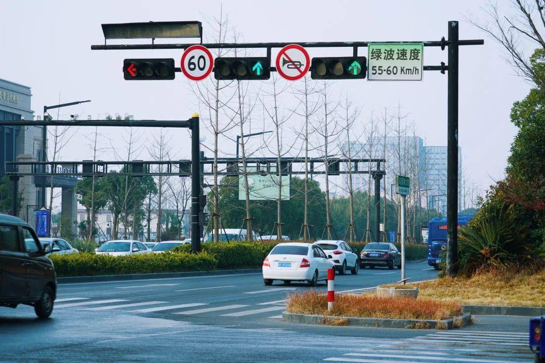 桐乡这17条路建成绿波带