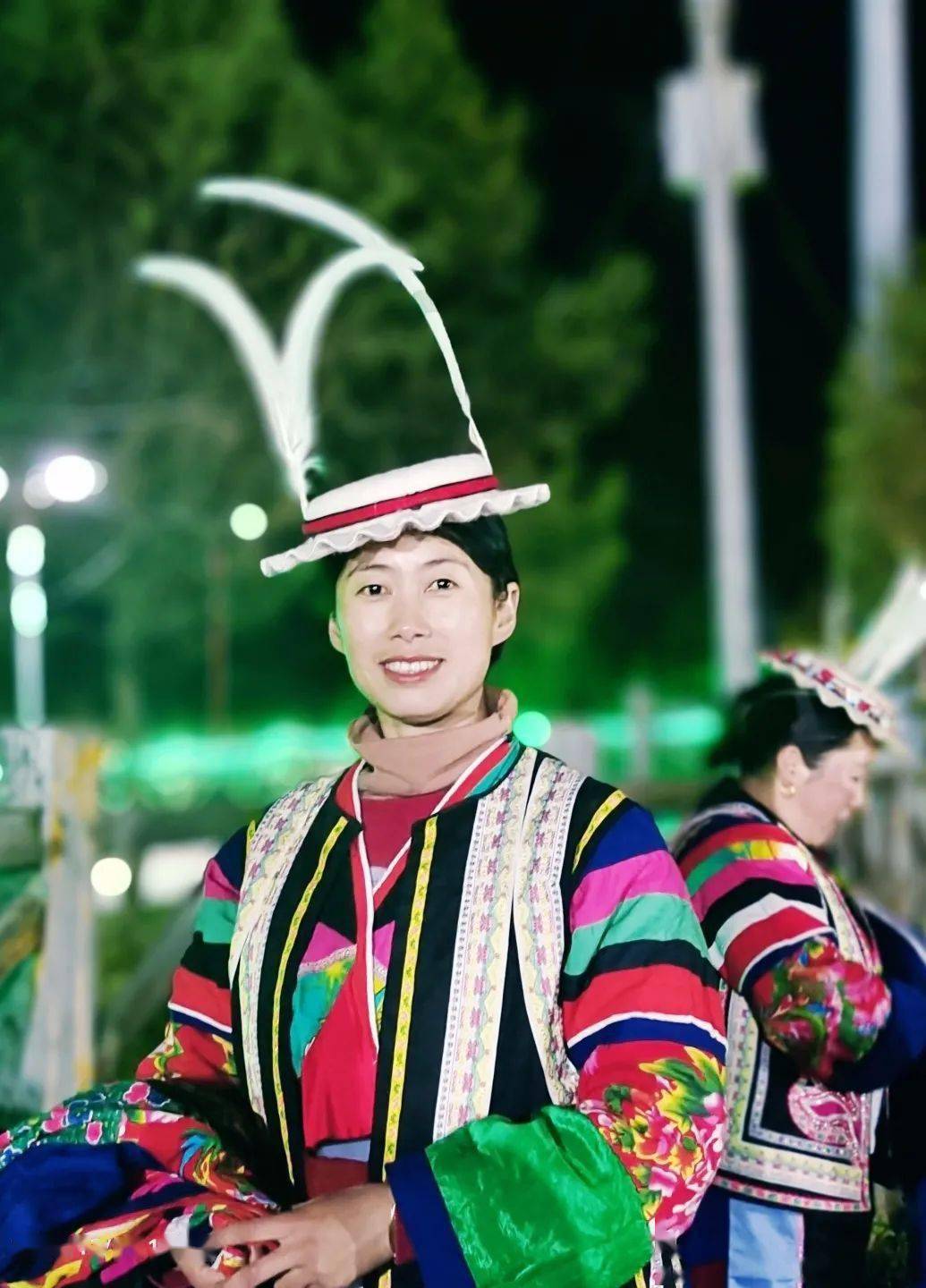 看外国人穿白马藏族服体验九寨风情