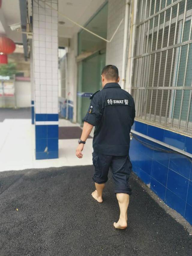 警察光脚图片