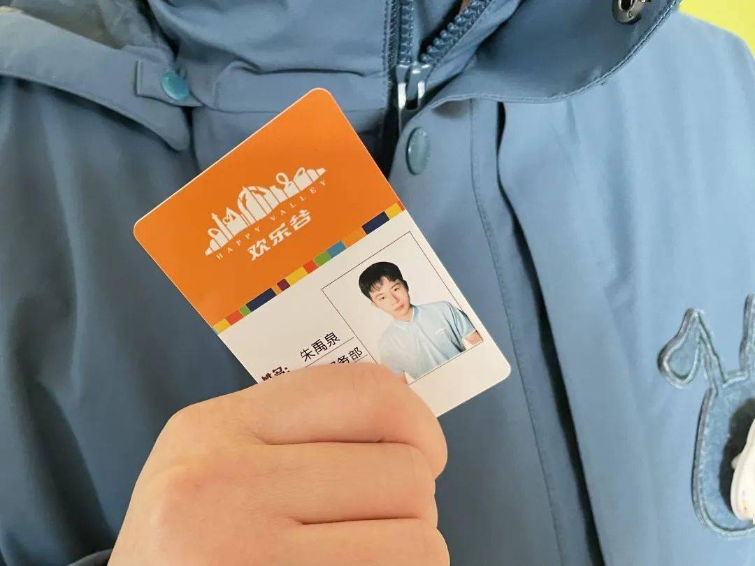 人力资源部对新工卡反复设计,多次打样,并组织员工统一拍摄登记照,于