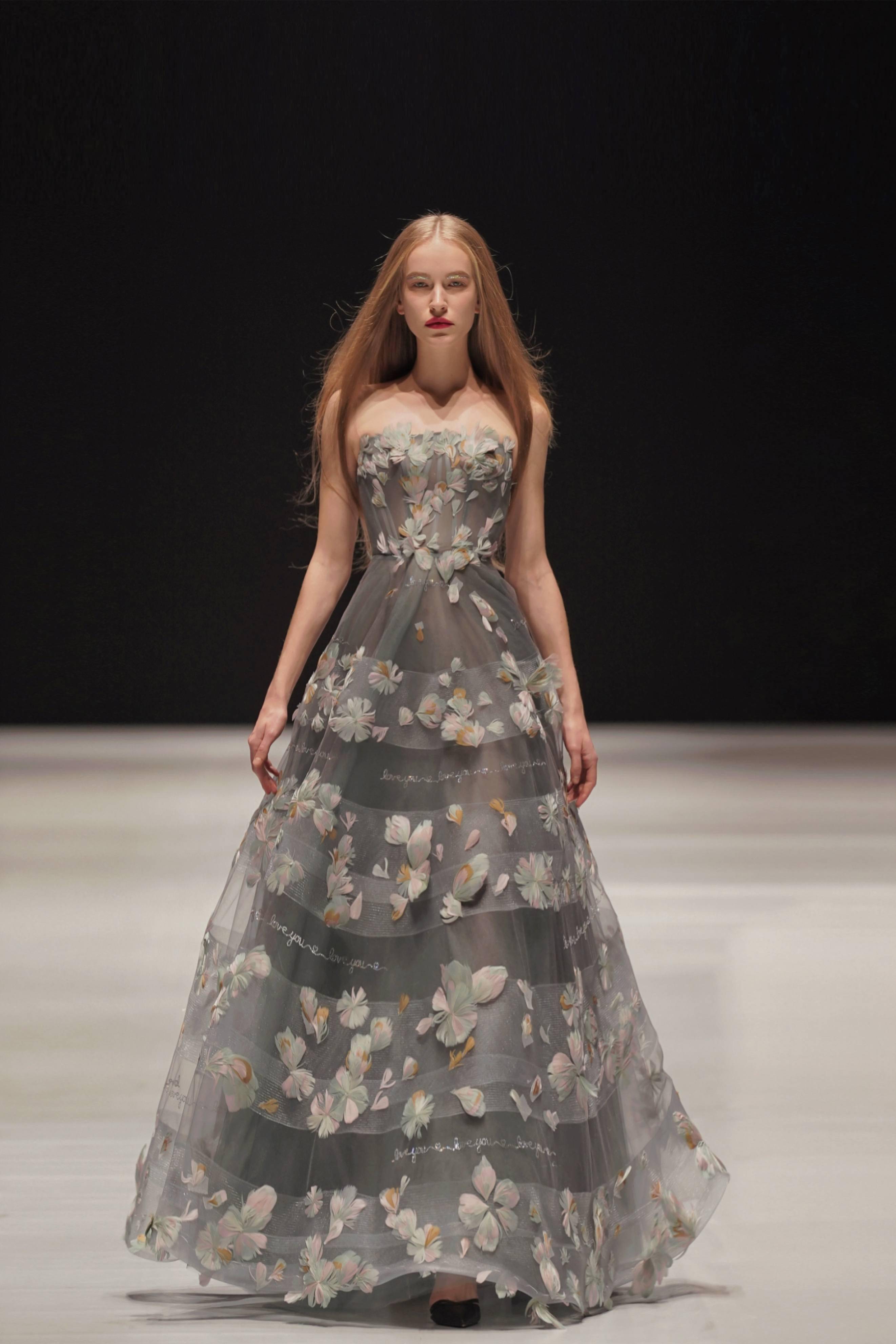 bridal 2022春夏上海时装秀,黄奕撞色西装裙飒气十足_系列_礼服_定制