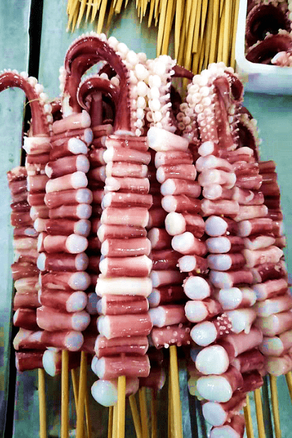 取鱿鱼头;4.去脖去嘴去眼去吸盘;5.切单须;6.浸泡;7.清洗;8.