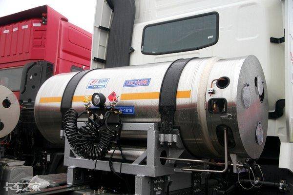 通常储存在车载绝热储气罐中.cng:即