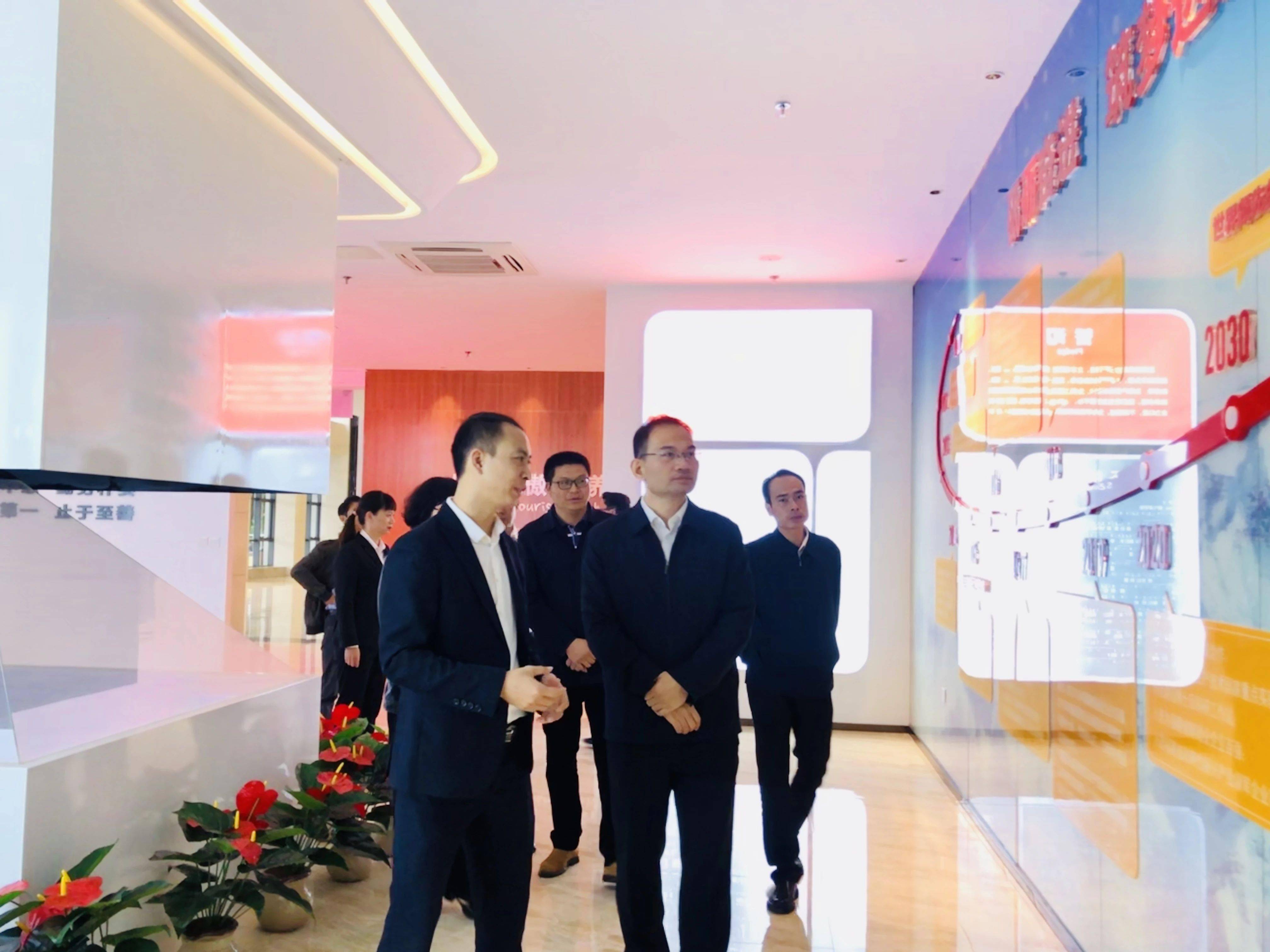 向来访一行领导汇报了傲农事业发展情况,并引导郑立敏副市长参观了集