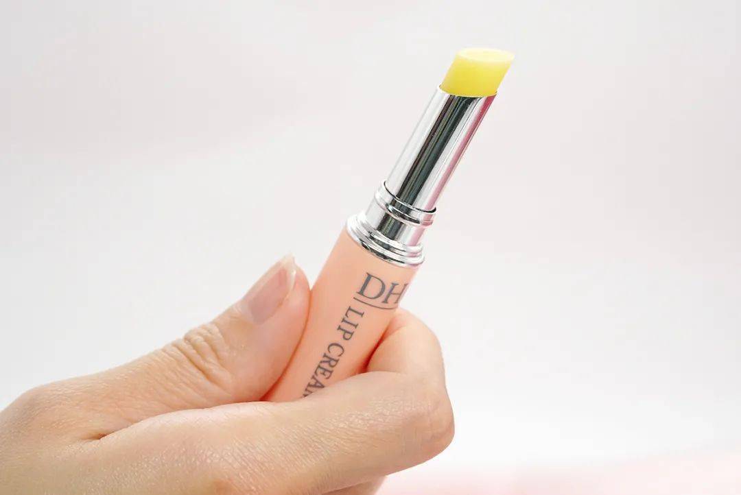 双唇畅销20年，爆卖1.4亿支DHC唇膏！拯救冬日大干唇，脱皮、干裂不见了
