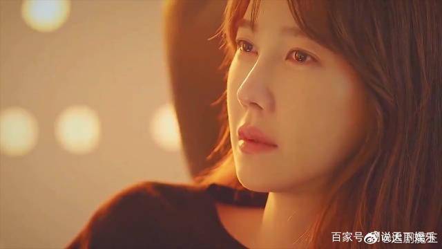 第9集末尾的时候,罗爱乔进浴室洗澡,不仅蝴蝶纹身沾水就掉光,就连短发