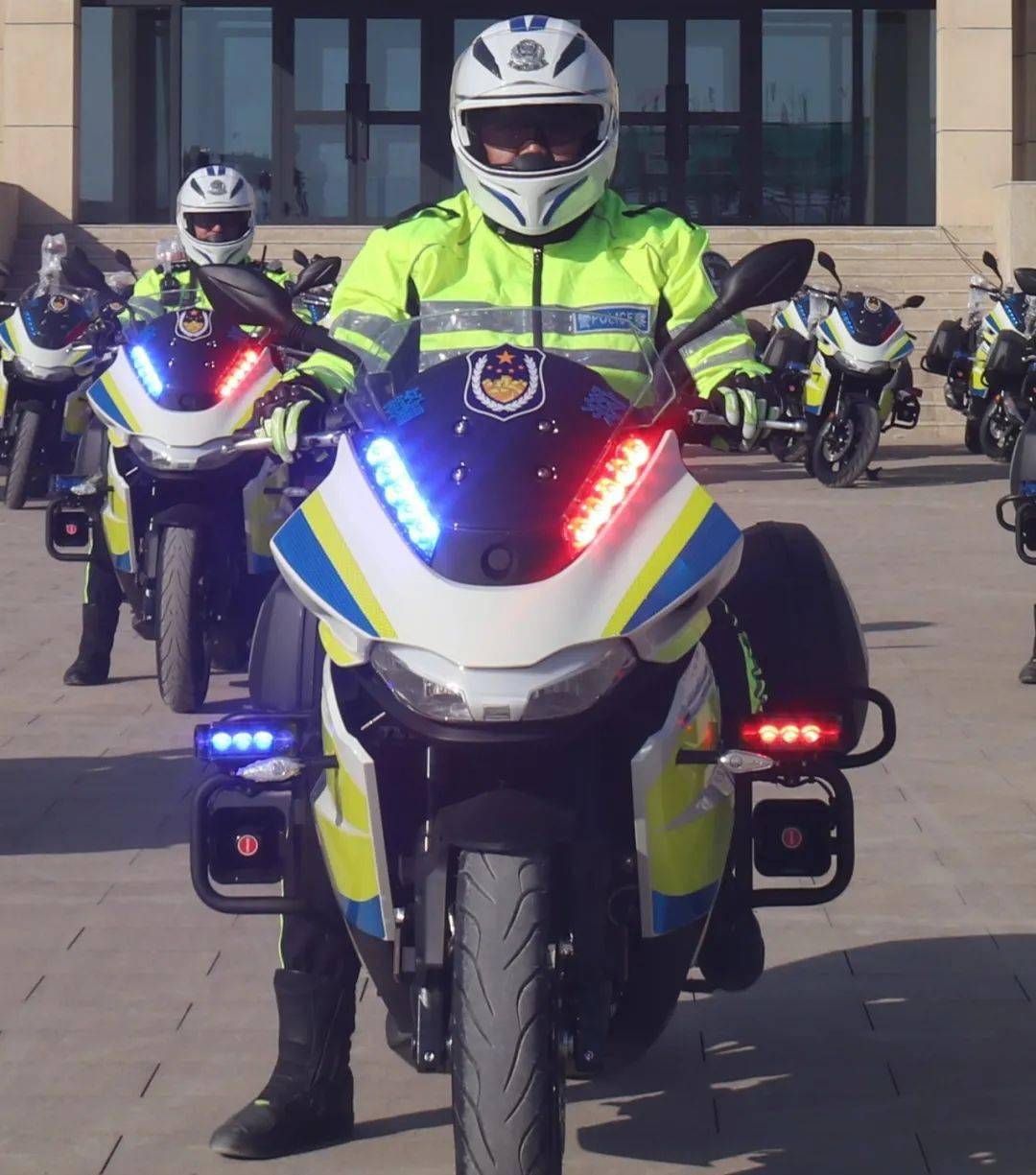 整齐划一警灯闪烁126辆杰迪警用摩托车交付兵团交警