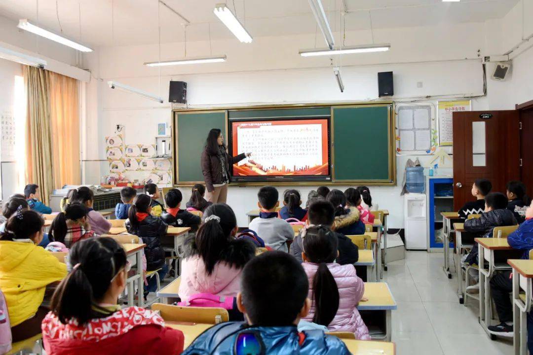 红领巾学全会争做时代好队员西安交大阳光小学学习十九届六中全会精神