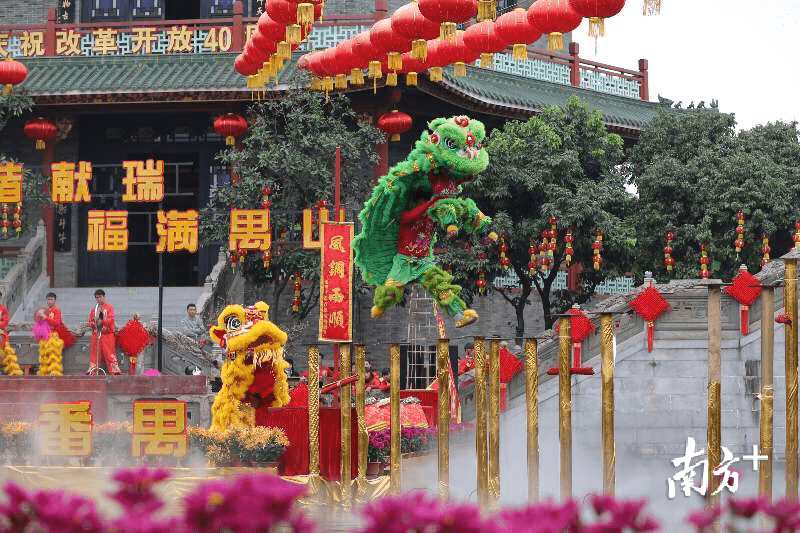 广州番禺:雄狮水上攀登梅花桩迎新春_宝墨园_洛仔_表演