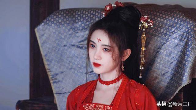 央视之前就按剧照统计过一期惊艳观众的红衣女角色们,其中,《东宫》