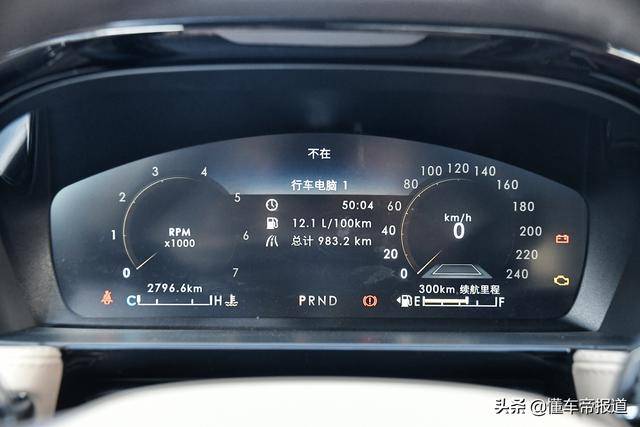 3英寸全液晶仪表和抬头显示系统同样只会出现在顶配车型上,仪表盘并没