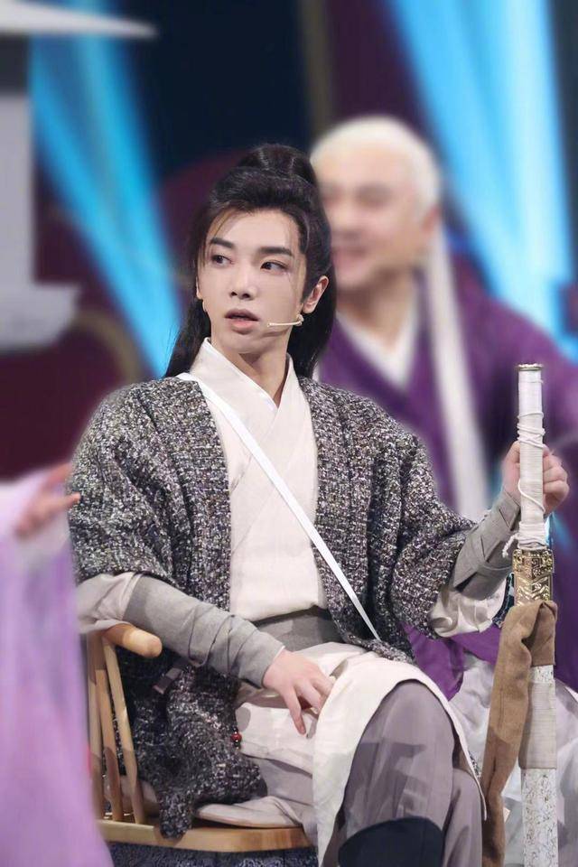 华晨宇《王牌对王牌》中李逍遥造型曝光,举止神态有侠骨柔情风范_一身