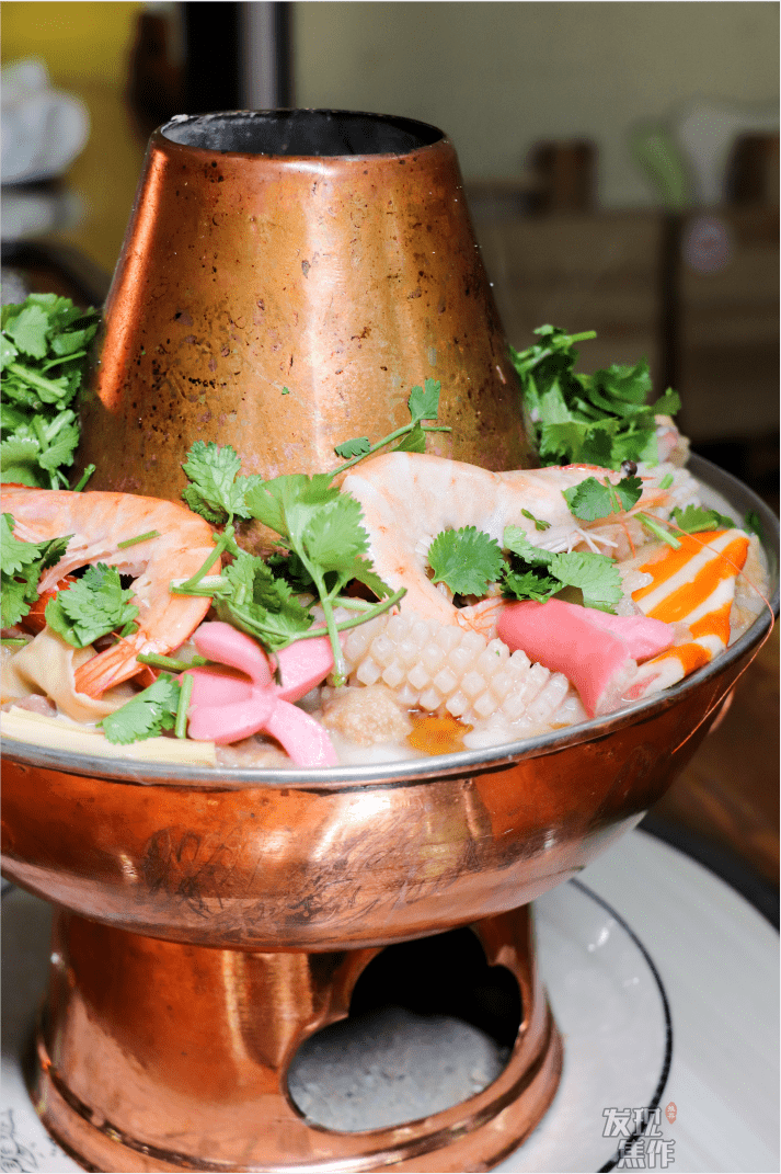 把杂拌放进铜火锅里,这真是奇妙的组合!