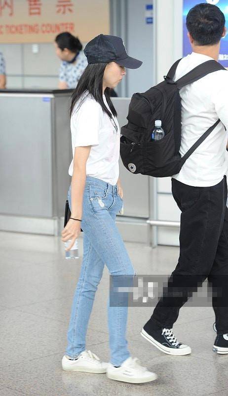 穿紧身裤凹一米七气场,我都快怀疑她的身高了_机场_牛仔裤_女明星