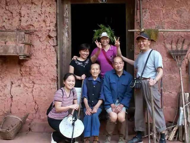 19岁小伙带着29岁的寡妇私奔,隐居深山50年,靠种地养活7个子女