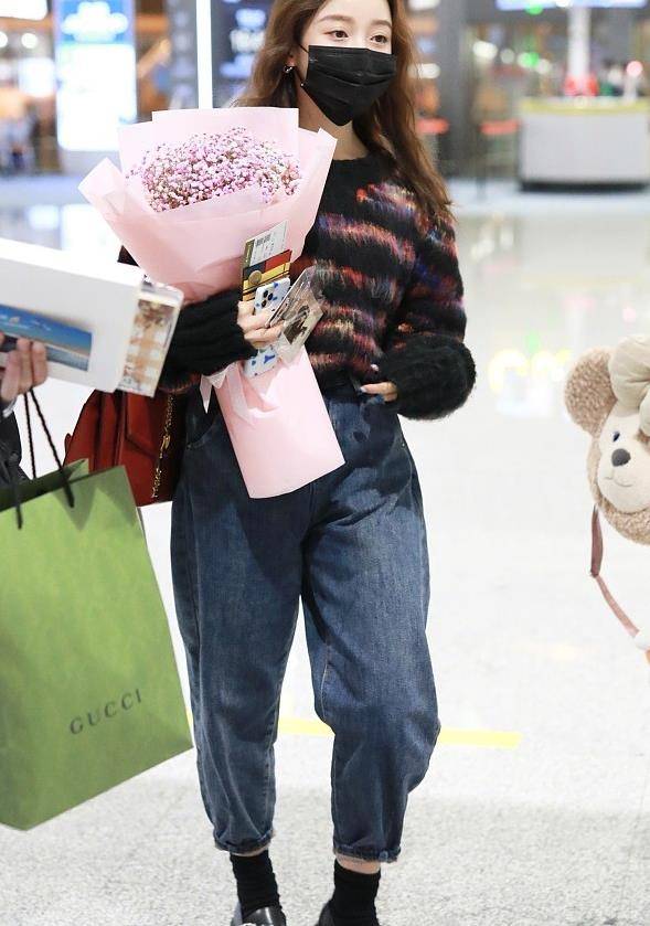 姜贞羽彩色毛衣搭牛仔裤露小腿 环抱捧花笑意盈盈_小腿_姜贞_牛仔裤