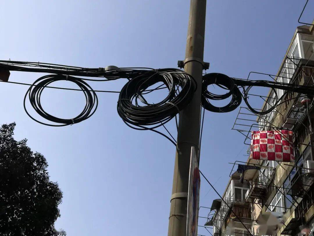 探访市区部分小区表箱缆线整治情况